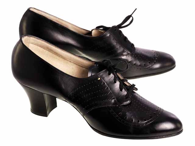 Sturdy pair of black leather classic oxford style shoes with  Cuban 