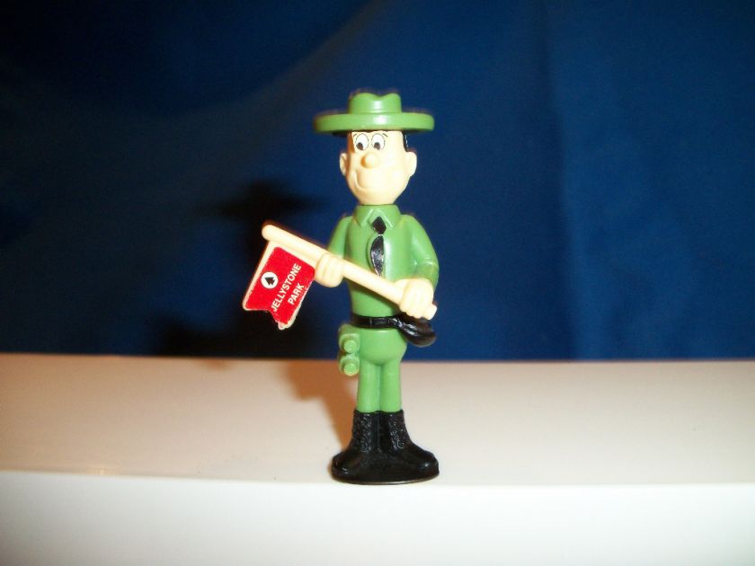 RANGER SMITH w/ FLAG Kinder Surprise YOGI BEAR 1995 K96  