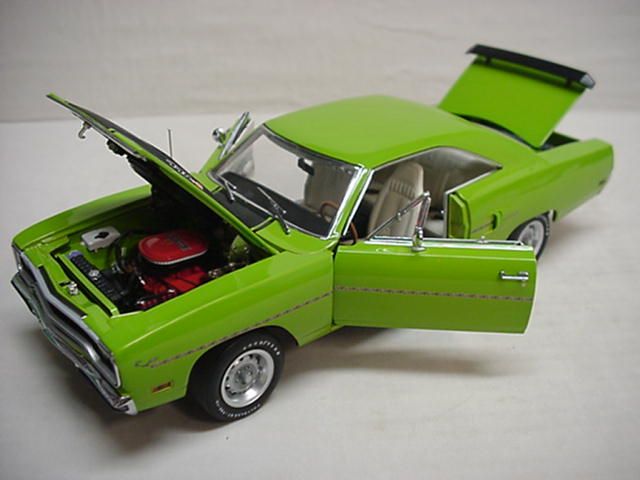 ROAD RUNNER SASSY GREEN 440 6 PACK 70 PLYM GMP 1/18  