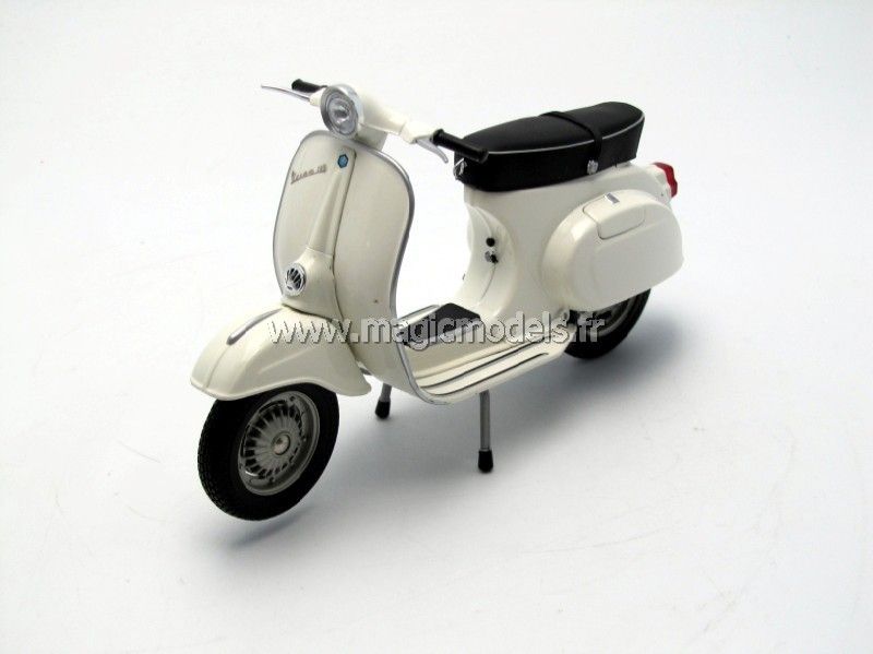 Minichamps 1970 Vespa Primavera 125 White 1/12 Scale  