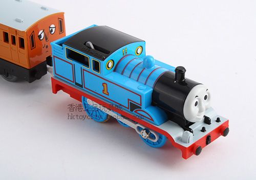 TOMY TRACKMASTER THOMAS THE TANK ENGINE MOTORISED TRAIN WITH 2 TRUCKS 