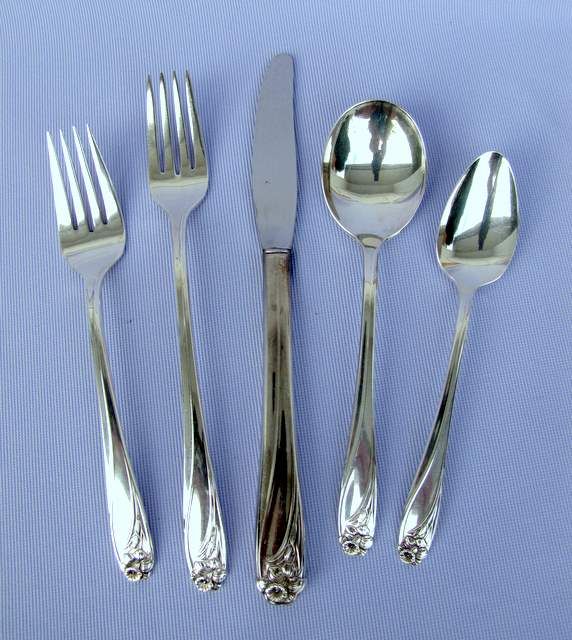 53 pc set 1847 Rogers pattern DAFFODIL,1950 silverplate serves 8 