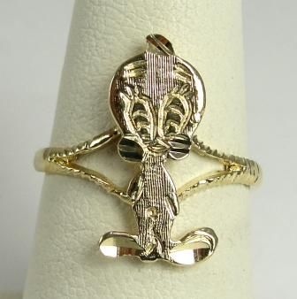 Weighs 2.2 grams Ring presentation Simple thin band with Looney Tunes 